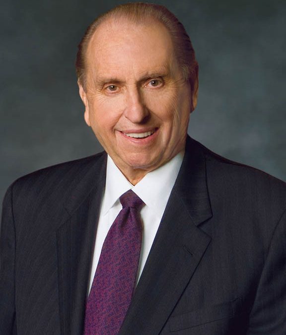 Thomas S. Monson acerca de ser una luz para el mundo